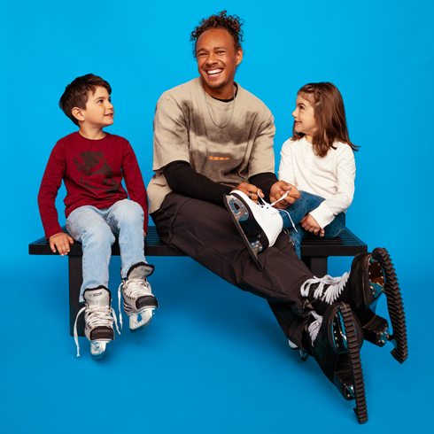 Image avec Elladj Baldé et deux enfants pour SportJeunesse