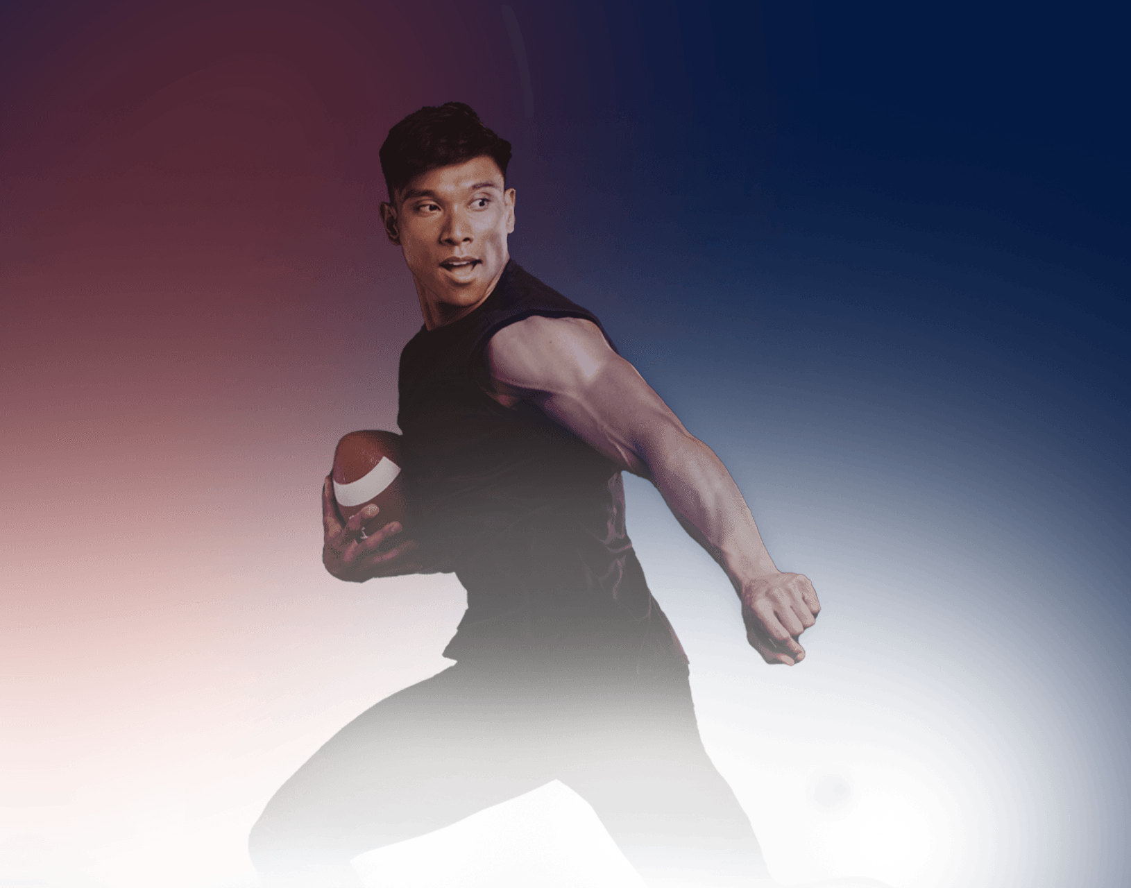 Un homme tenant un ballon de football, et regardant par-dessus son épaule.