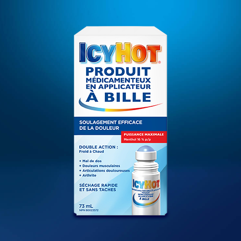 Photo du produit Icy Hot Produit Médicamenteux en applicateur à bille devant un fond bleu ombré. Obtenez un soulagement rapide de la douleur avec le produit médicamenteux en applicateur à bille Icy Hot. Ressentez la puissance du soulagement par contraste Icy Hot, qui commence par un effet rafraîchissant pour atténuer la douleur, suivi par un effet chauffant pour détendre les muscles et les articulations.